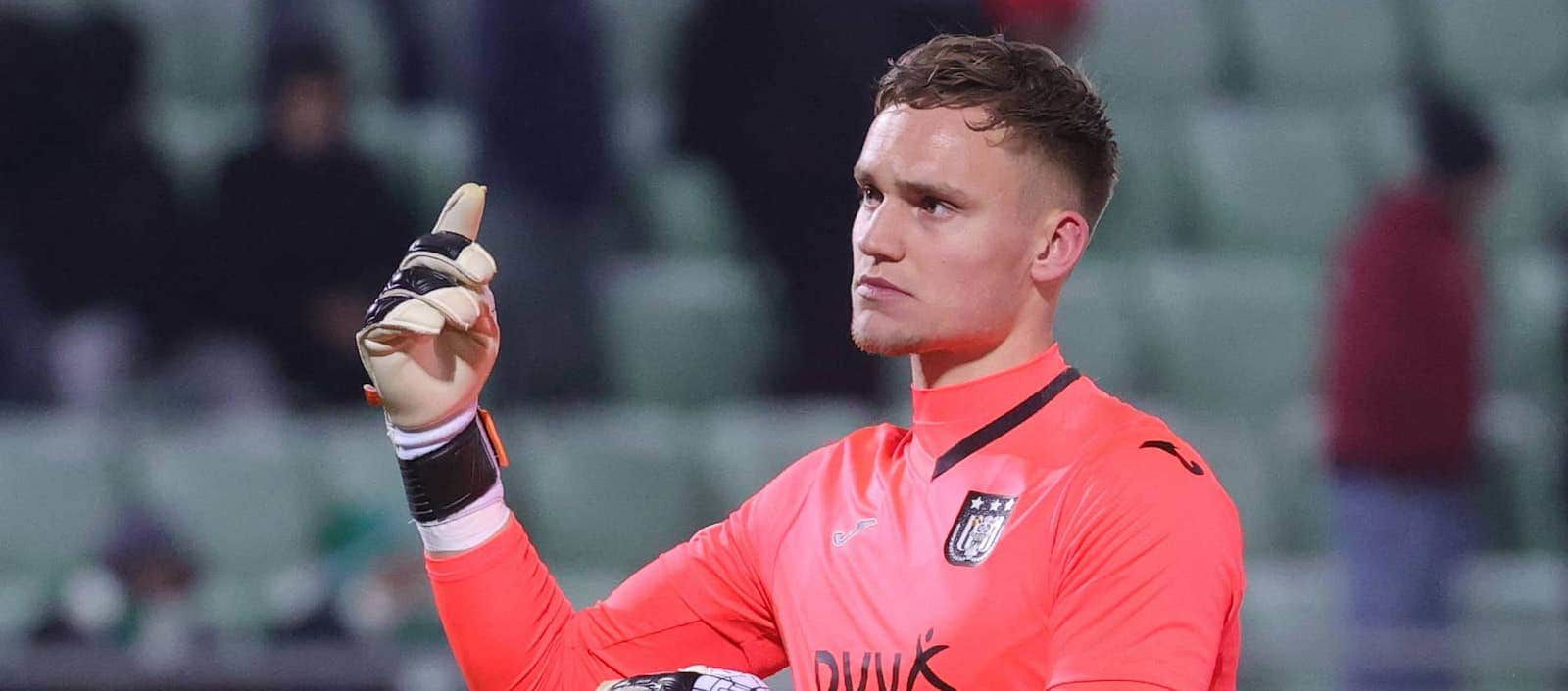 Manchester United goalkeeper target Bart Verbruggen chooses Brighton – Man United News And Transfer News