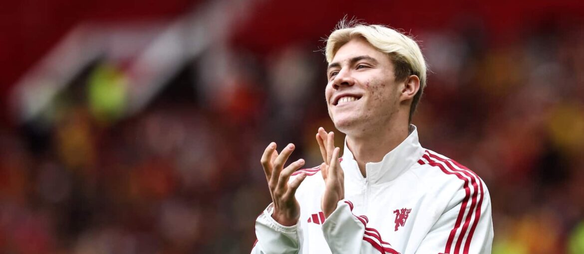 Rasmus Hojlund being unveiled as a new Man United player