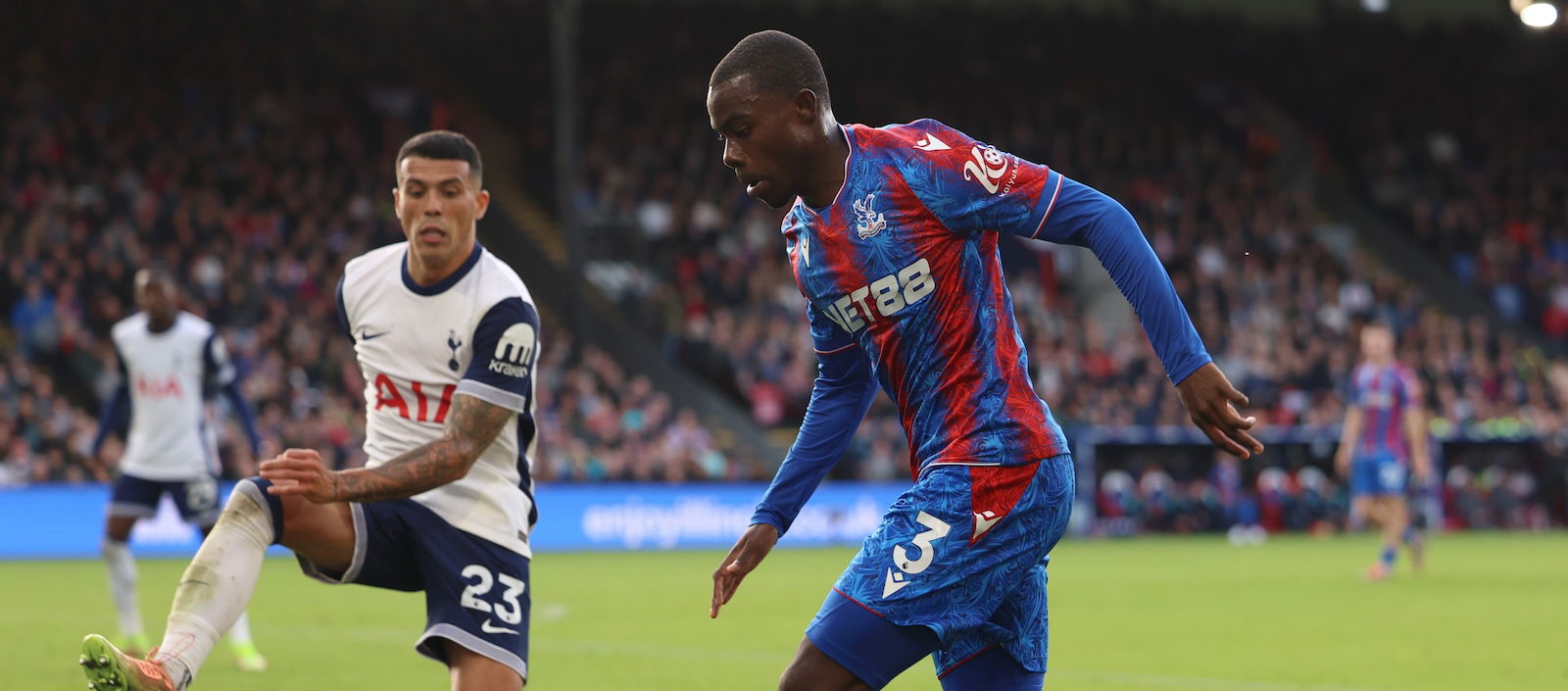 Tyrick Mitchell - Hậu Vệ Cánh Hàng Đầu Khẳng Định Bản Thân