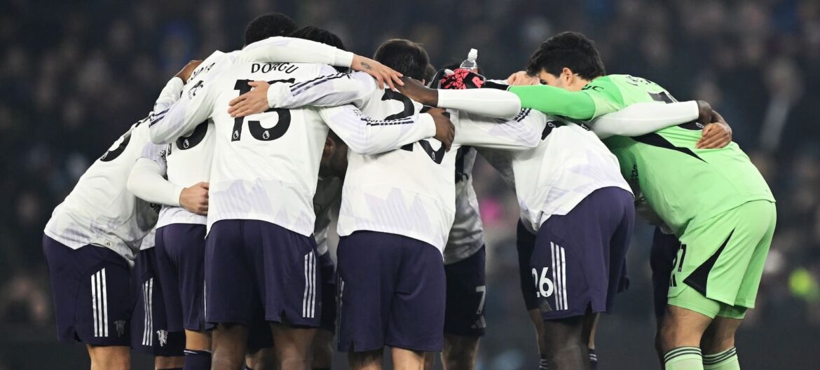 Picture of Man United in a huddle