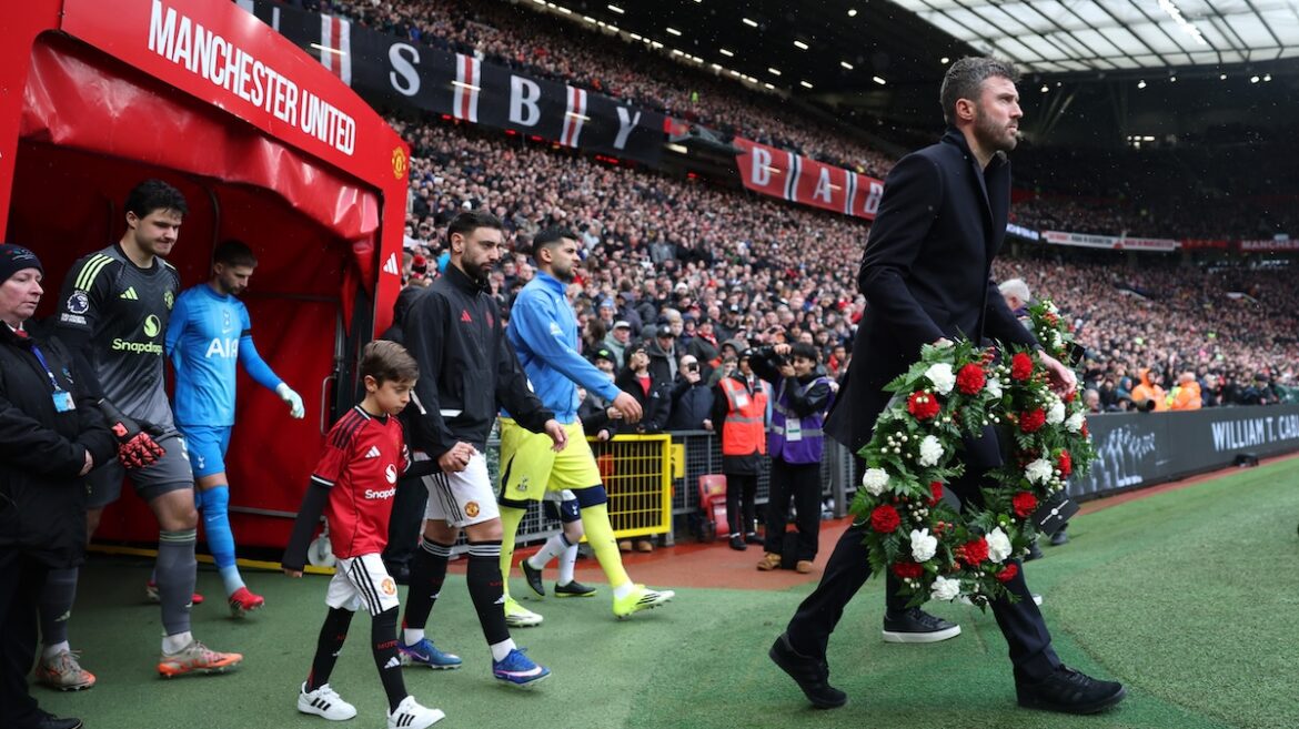 Picture of Michael Carrick with Munich memorial wreath