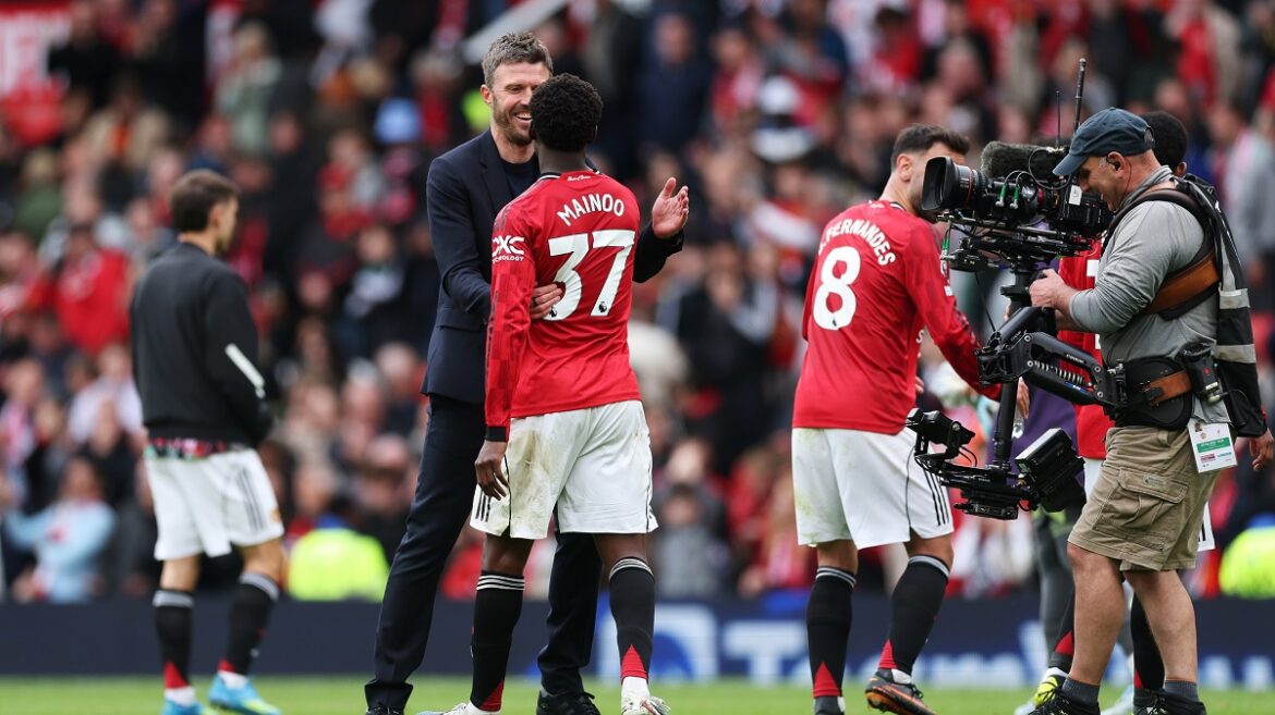 Michael Carrick and Kobbie Mainoo